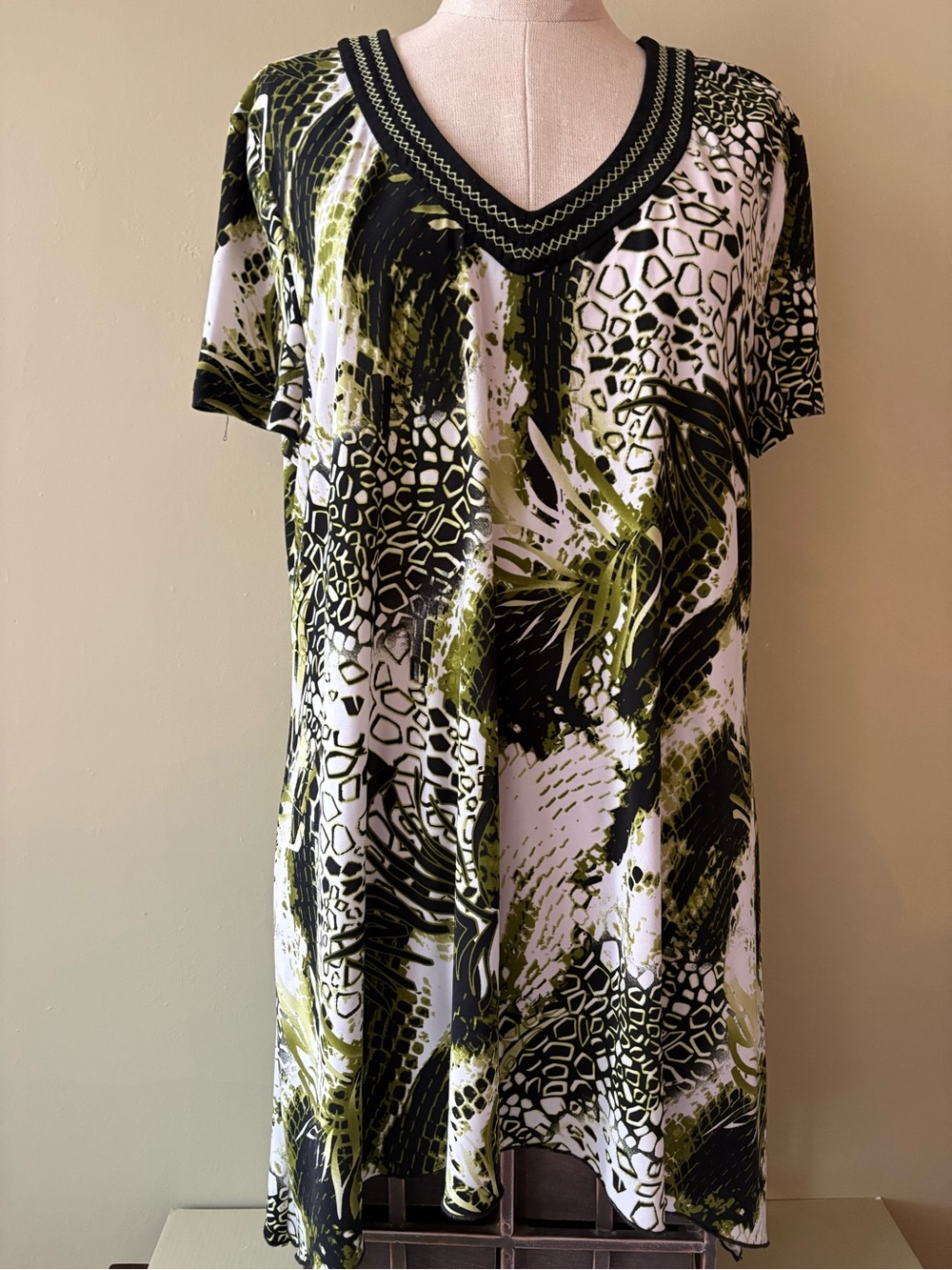 Lana Lee V-Neck Short Sleeve Tunic in Olive Green Black Abstract Print XL